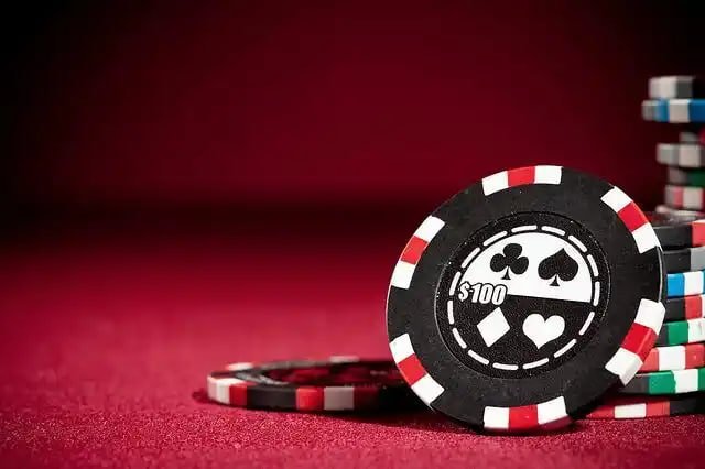 Tampilan meja Teen Patti toto nusa dengan kartu dan pengganda